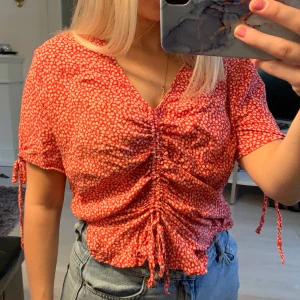 Röd blommig blus - Denna jätte fina blommiga blusen säljer jag nu! Den har tyvärr inte kommit till så mkt användning av mig:/ blusen är från hm i storlek 46, dock så är den väldigt liten i storleken och passar mig perfekt som vanligtvist har storlek 36!!!! ❤️