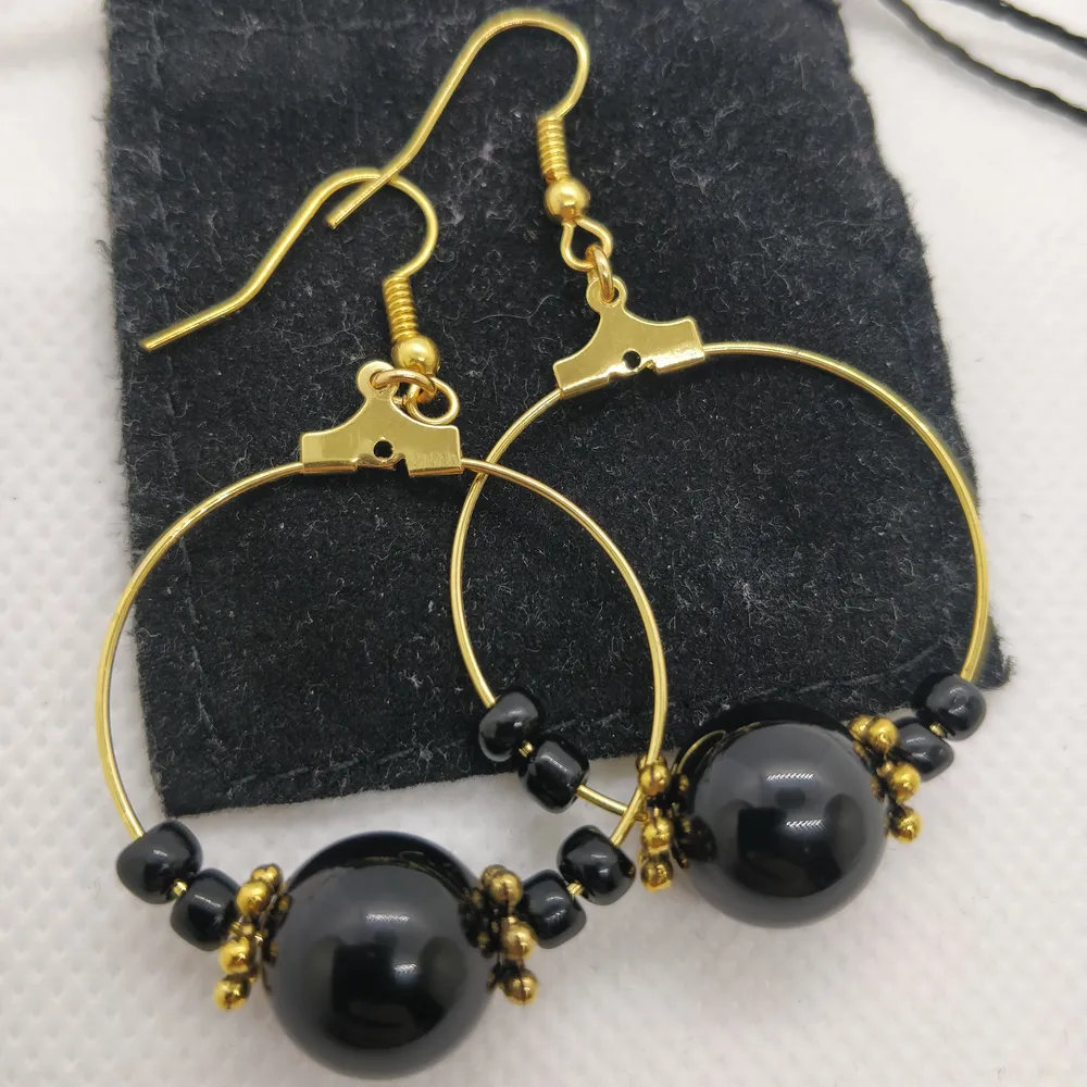 Handgjorda örhängen med svarta pärlor ✨ . Accessoarer.