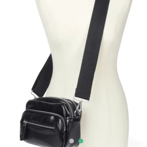 Väska - Säljer denna så fina väska ifrån Carin Wester, den är i mycket bra skick då den endast är använd ett fåtal gånger ❤️