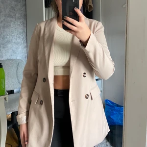 Beige kavaj  - Jätte fin beige kavaj från NA-KD, perfekt nu till hösten!🍂  Ser som sprillans ny och knappt använd😊