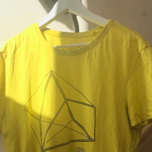 Vintage URBNDIST t-shirt - Oversized vintage tisha 🧚 💛 fint skick, pris är disskuterbart. Skriv privat för frågor 💜