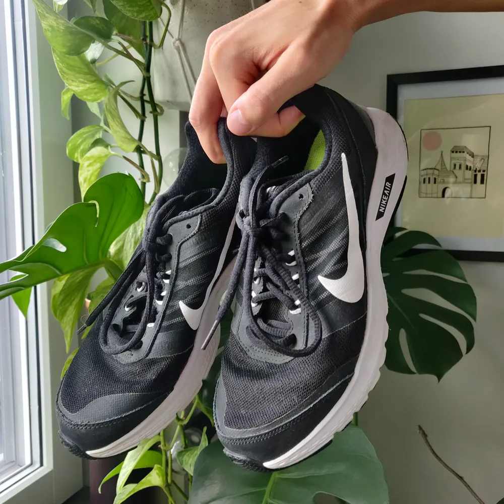 Ta chansen att fynda oanvända Nike air relentless 5! Felköp pga de är små i storleken. Storlek som anges är 40 men jag som har 39-40 tycker de är för små. Jag rekommenderar dem till någon med 38-39 i storlek 🌞 Endast testade inomhus, aldrig använda ✨. Skor.