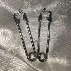 Örhängen  - Unika örhängen som jag köpte men inte får någon användning av längre. Köparen får stå för frakten annars kan jag mötas i Stockholm 💕