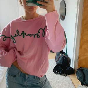 Rosa tröja🍬 - Oversize tröja från hm! Storlek L därav blir tröjan oversize, skulle varit super najs att klippa av den så den blir mer croppad, då den är ganska lång! Hör av er endast vid intresse! 