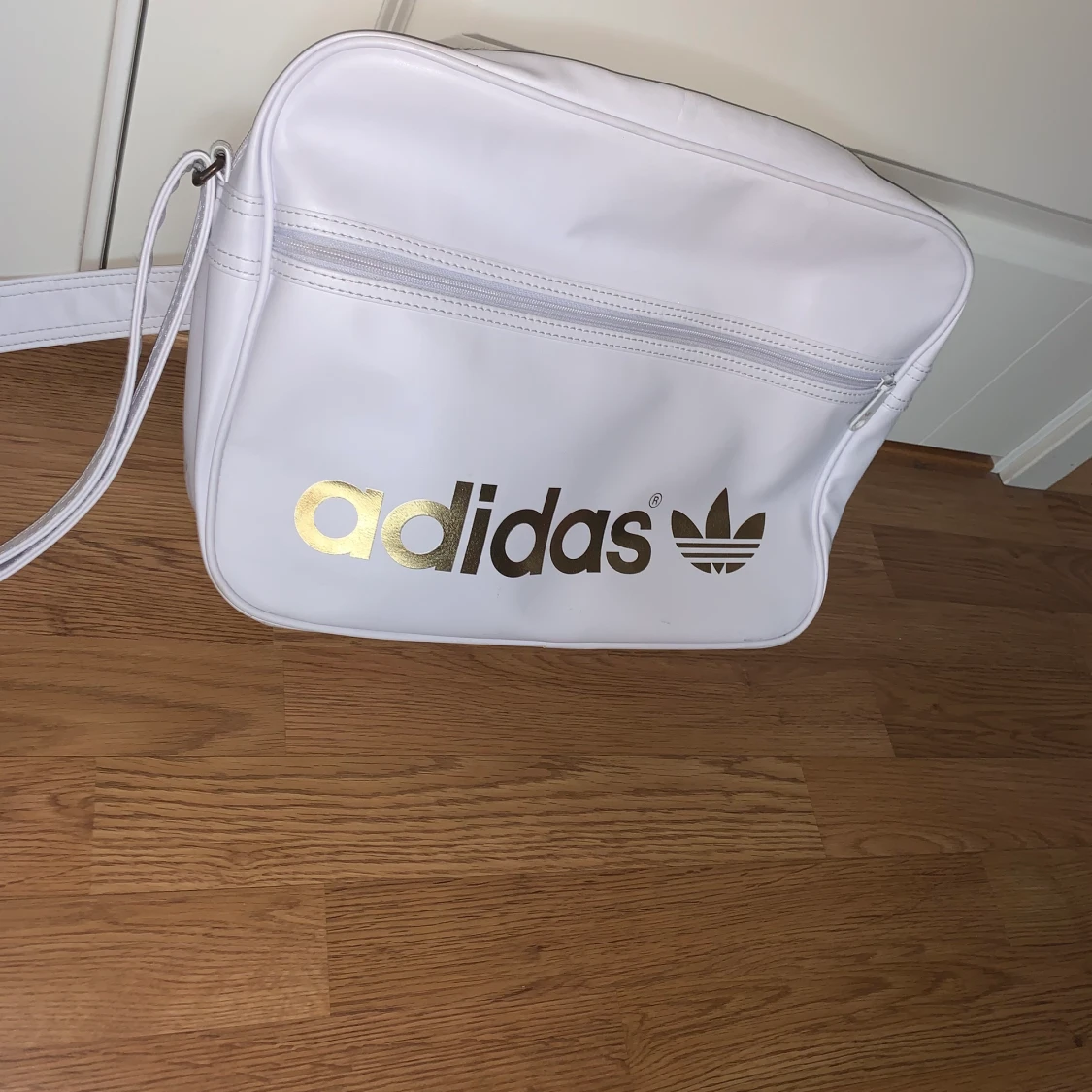 Adidas axelremsväska - vit/guld - 90