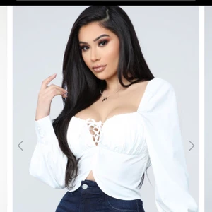 Fashionnova blus/top - Här är en super fin oanvänd tröja från fashionnova som kosta 226 kr i nypris. Mitt pris är 100 kr. Slutsåld i hemsidan!
