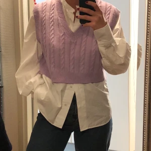 Lila väst  - Köpte denna pullover-pärla för samma pris här på Plick, men fick en likadan i present så säljer därför denna 🌸 möts gärna i GBG och annars kostar frakt 42 kr :) 