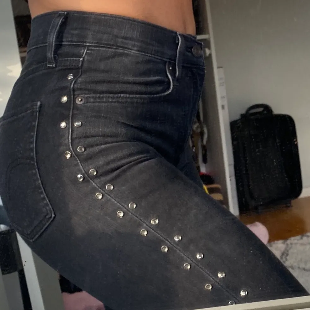 Svart/gråa tighta jeans med pärlor längst benen💖. Jeans & Byxor.