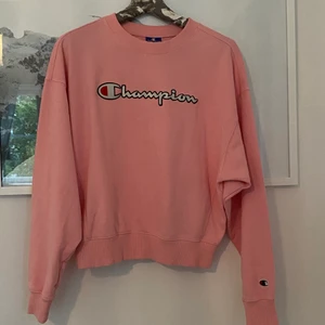 Champion Sweater - Säljer denna snygga sweater köpt från Champion!          Storlek S/P. Säljer för 200kr