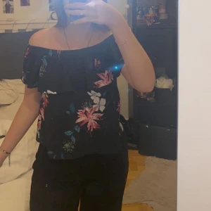 Tröja  - Svart blommig tröja med volang från Gina Tricot ☺️