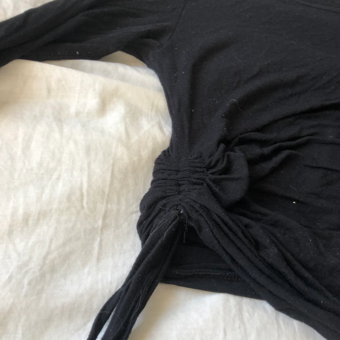 Svart topp med knytning från Chiquelle! Passar alla mellan xs-m - 90