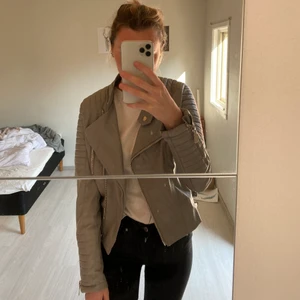 Chiquelle skinnjacka  - Skinnjacka från chiquelle. Aldrig använt då de inte är min stil. Färg grå. Pris går att diskutera. Frakt till kommer. ✨