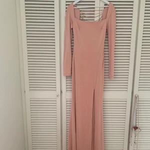 Balklänning  - Balklänning från dressroom linne i Göteborg. Storlek 36. Endast använd en gång! Super djup i ryggen, släp och slits fram🥰