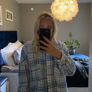 Skjortjacka  - Storlek M, ( liten i storleken). Stradivarius märke från marbella. Aldrig använt, säljer pga aldrig använt! Kan fraktas men du står för frakten!