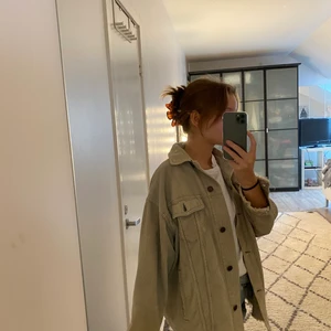 Höst/vår jacka från Zara - Grön Manchester jacka från Zara. Okej skick. Storlek S men sitter lite oversized. Köptes för 400kr.