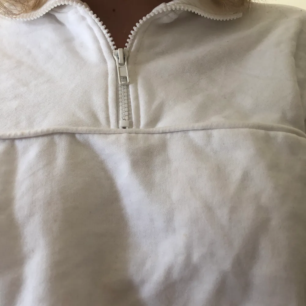Jättefin sweatshirt med halv dragkedja! Använd en gång, säljer den för att jag tror att någon annan passar böttre i den! Den är i strl xs men passar på S och liten M också. Originalpris: 300kr ⭐️. Tröjor & Koftor.