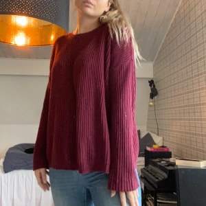 Vinröd stickad  - Vinröd stickad tröja 