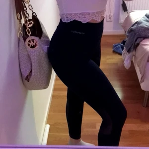 Mörkblåa träningsbyxor!💙💙💙 - Skitcoola,mörkblåa,leopard träningsbyxor. Oanvända, säljs för brist på användning!💕säljs för 80kr, köparen står för frakt 💖