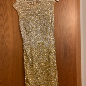 Coctailklönning med swarowski stenar  - En klänning med blandade stenar en del swarowski och resten vanliga 