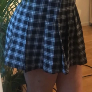 Super söt mini rutig kjol  - Säljer den här super söta svart vit rutig kjol från HM. Ifall ni tycker prisen ska sänkas så kann ni gärna skriva mig privat och jag är uppåt att diskutera🥰🥰. Köparen står för frakt och ifall intresserad bjud pris i kommentera och skriv till mig privat med frågor.🥰🥰❤️