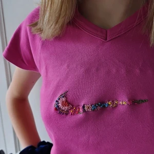 Nike t-shirt  - Broderat Nike märke på t-shirt.