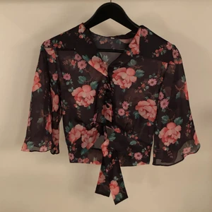blommig blus-ish - någon slags blus med blommor på, köpt secondhand. den är ganska genomskinlig, har ett svart linne under i sista bilden. pris kan diskuteras!!
