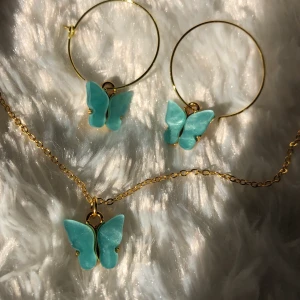 Fjärilssmycken✨ - Nya blåa fjärilssmycken som jag gör själv! Ringarna på örhängerna är nickelfria! Pris Örhängen:69 kr och halsband:69 kr eller köp ett det för 99! Jag bjuder på frakten! Skriv vid frågor eller intresse💞💞💞