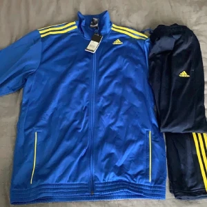 Adidas dress! - Adidas dress I storlek XL på tröjan och byxorna, men’s size. 399 kr för båda.Frakten ingår I priset. Prislappen sitter kvar!