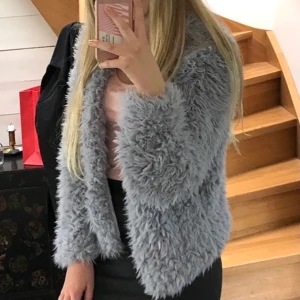 Grå pälsjacka - Supermysig grå (fake)pälsjacka/kofta från Ginatricot 🤍 endast använd ca 5 gånger så bra skick! 🤍 75kr + frakt