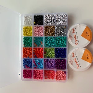 Pärlor - Säljer nu mina pärlor och min tråd då jag inte längre gör smycken. Tråden är genomskinlig elastisk och pärlorna är gjorda i glas. Har använt en del av dem som ni kan se på bilden. Lådan ingår. 