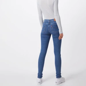 Jeans - Snygga Levis jeans modell 710, storlek 26 kund står för frakt💘💘