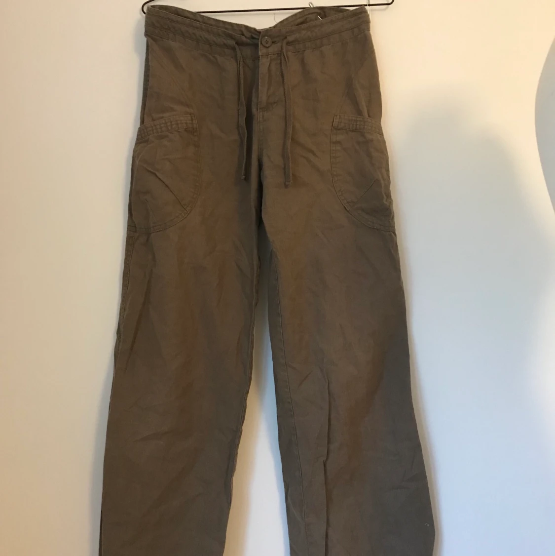 Bruna utsvängda byxor