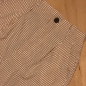 Rutigbyxa från H&M - Rutig byxa från H&M. Beige och vit. Strl 32. Oanvända, säljer pga för små.