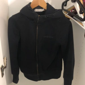 Kofta - Säljer min svarta sail racing kofta. Den är i fint skick som ny. Köpt på nk 