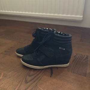 Skor - Skor från roots i storlek 39, en högklackad sneaker 