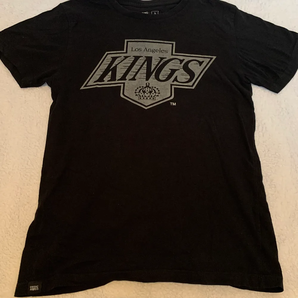 T-shirt med los angeles kings på framsidan.. T-shirts.