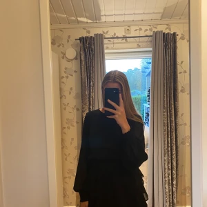 Ginatricot  - Snygg klänning med volanger längst ner. 