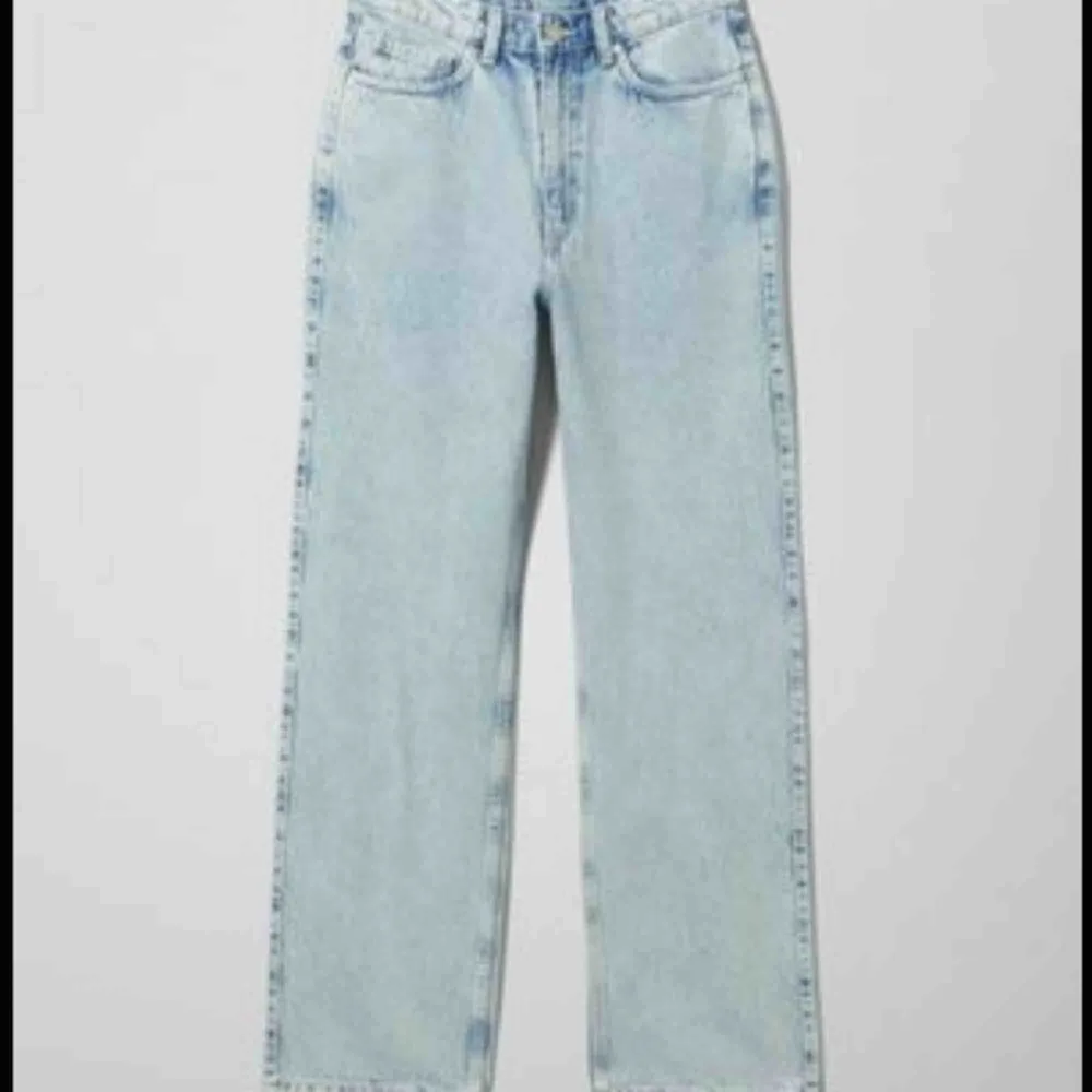 Säljer mina superfina jeans från weekday då dom är köpta i fel storlek💕 dom är endast använda 2-3 ggr och ser ut som nya💕 Frakt är inkluderat i priset!!💕. Jeans & Byxor.