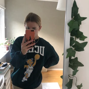 Oversize sweatshirt - Säljer denna slutsålda sweatshirten från H&M! Sitter perfekt oversize på mig som brukar ha S men passar bra XS-M. Vid flera intresserade blir det budgivning. Frakt på 60 kr är ej inkluderat!🥰