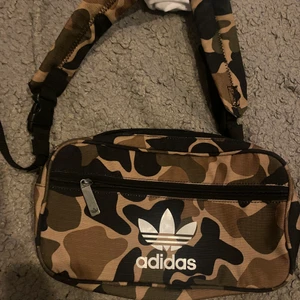 Adidas  - Adidas mag/axelväska 