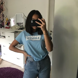 Levi’s t-shirt - Säljer denna Levi’s tröjan då jag aldrig använder den längre. Den passar till det mesta och är väldigt bekväm. Buda gärna nedan eller skriv privat till mig💕🥰