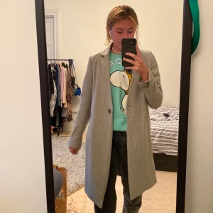 Samsoe samsoe kappa - Säljer denna super fina vår/höst kapp från samsoe samsoe, använd 1 höst men är fortfarande i mycket väl skick! Köpt på samsoe butiken i mood gallerian i Stockholm för va 2900kr