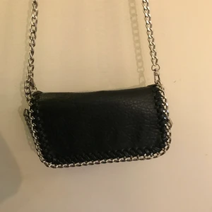Väska - Snygg enkel väska i bra skick som alltid passar !!