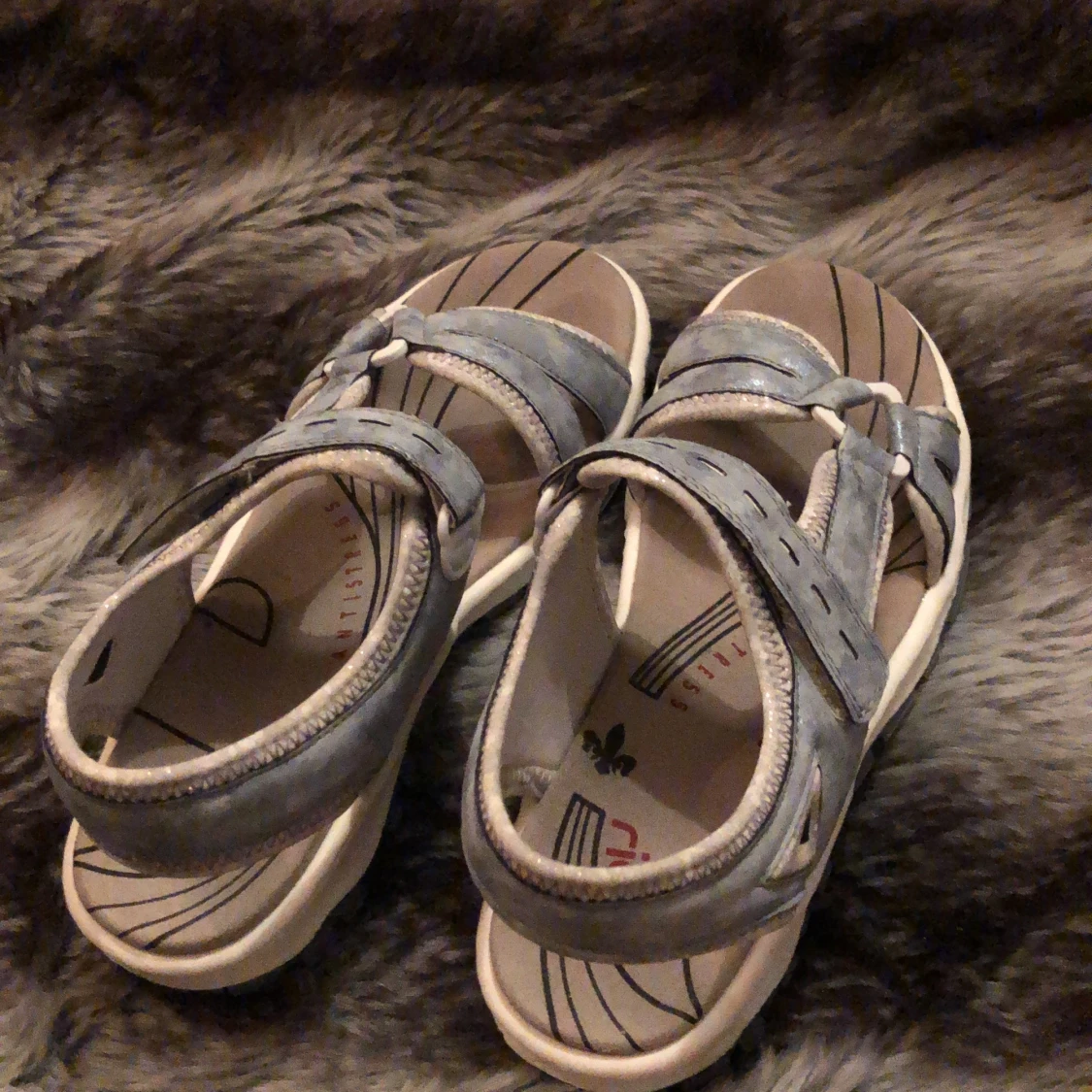 Grå-blåa rieker sandaler