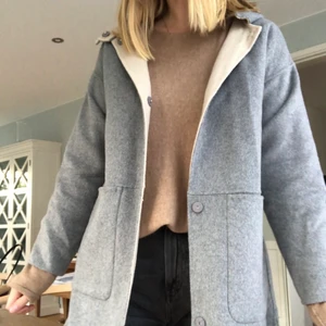 Kappa från Zara - Kort kappa från Zara med luva! Storlek S! 