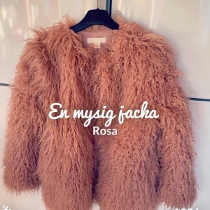 Mysig rosa jacka  - En mysig fluffig jacka från hm i strl xs som är i nyskick & endast använd en gång. Frakt tillkommer ! Den går att knäppa och har fickor 🦋