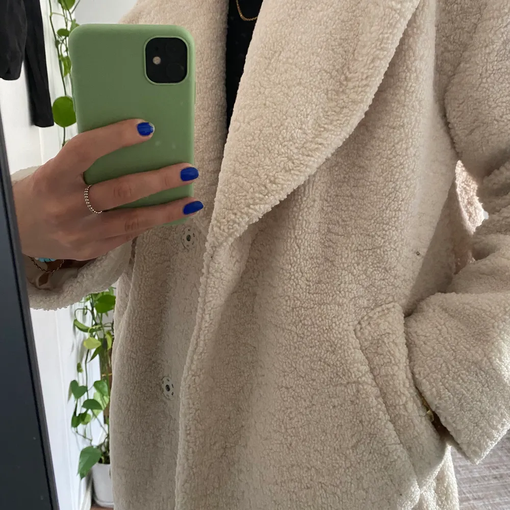 Benvit/beige jacka i pilé från h&m. Använd ett fåtal gånger, så den är som ny. Perfekt höst/vinterjacka💘 Köparen står för frakt men kan också mötas upp i Sthlm. Jackor.