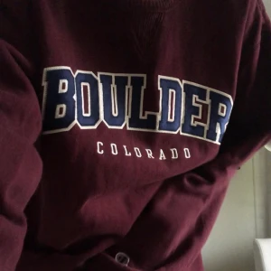 Vintage champion - Vintage sweater från Champion. Så ball och väldigt udda! Startbud 150kr + frakt, buda i kommentarerna 💜⚡️ Budgivningen avslutas lördag 3 oktober kl 15