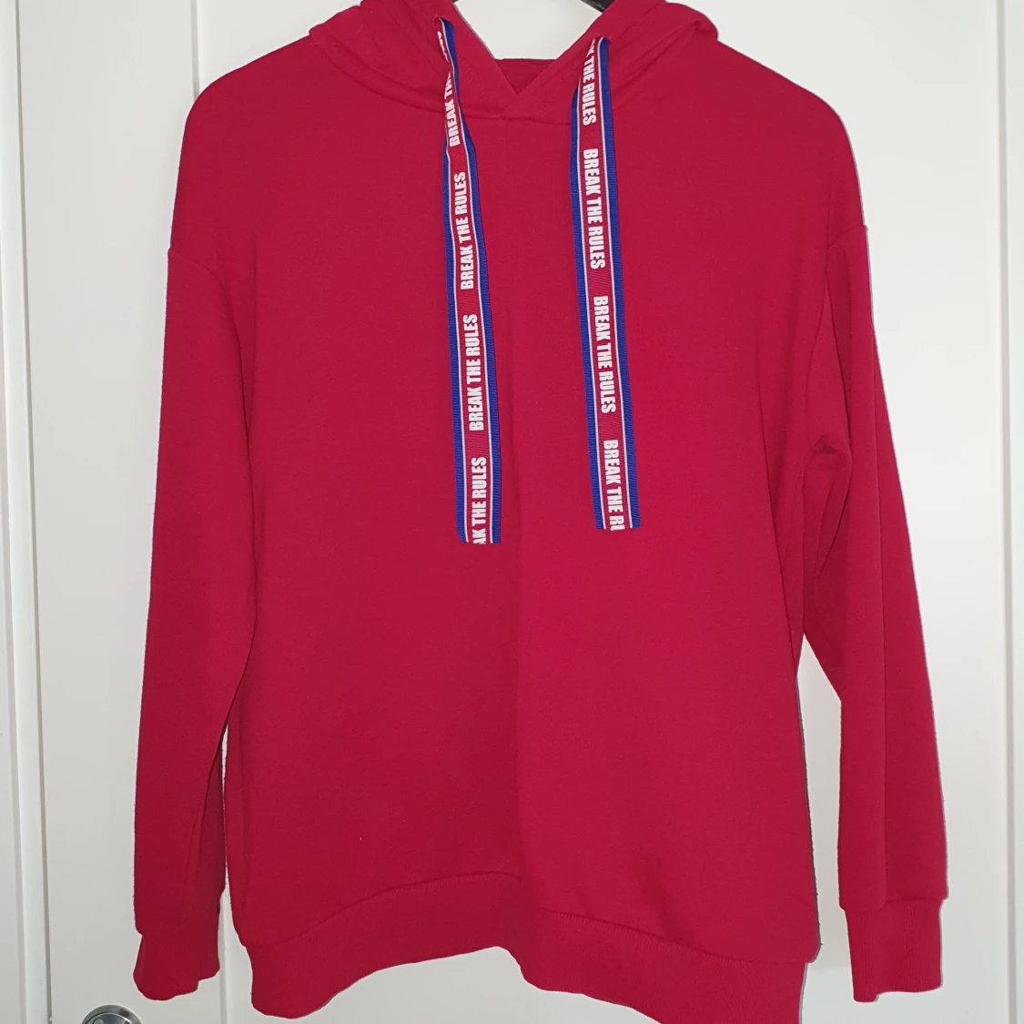 Röd hoodie från Reserved i London! - 90