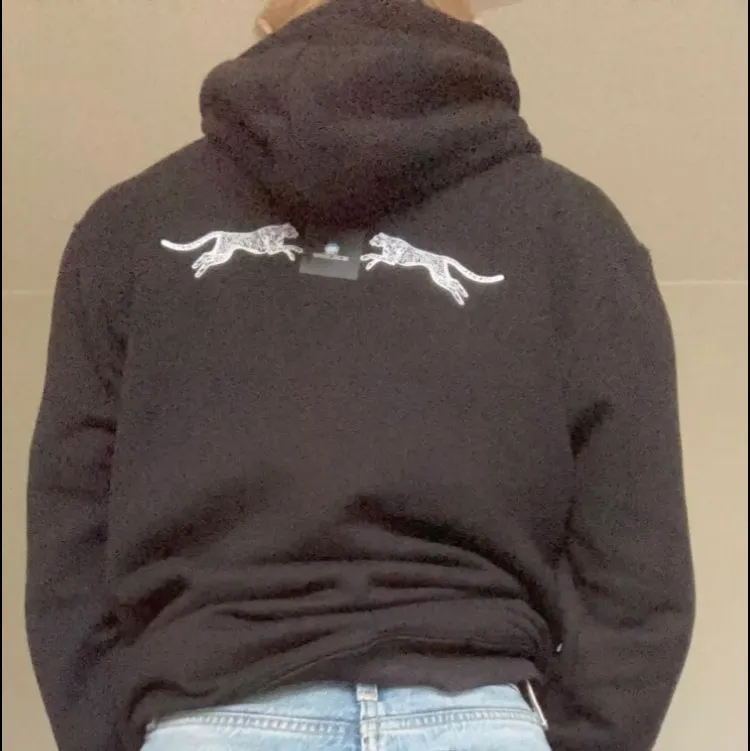 Säljer denna svarta hoodie med litet tryck av två leoparder från The Cool Elephant, inköpt i somras och bara använt nån gång sen dess. Står ingen storlek men skulle säga XS-S. Nypriset var ca 600kr, köparen står för frakten och budgivning sker vid flera intresserade 🥰            Priset kan diskuteras :). Hoodies.